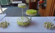 Hochzeitstorte dreistckig mit passendem Cake-Pop