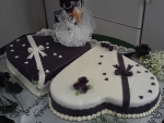 zweiteilige Hochzeitstorte mit Fondant berzogen
