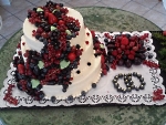 dreistckige Hochzeitstorte mit Beeren